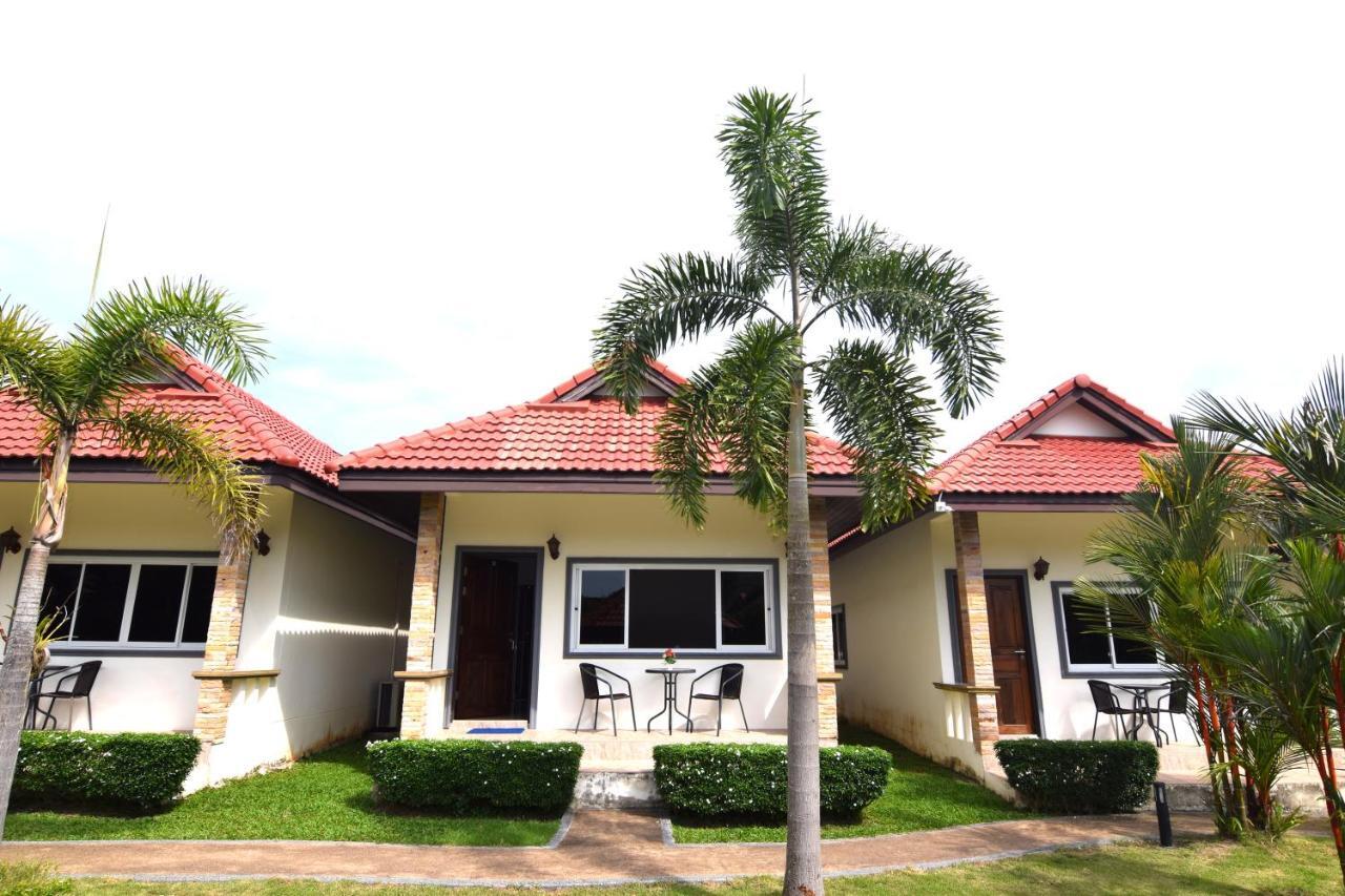 Phuket Airport Villa Ban Bo Han Bagian luar foto